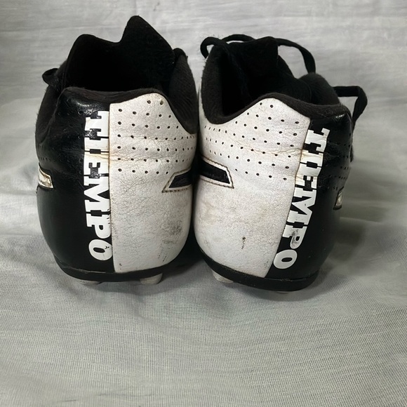 Nike boys/ girls Tiempo soccer Cleats - some STAINS but good condition - Picture 2 of 16